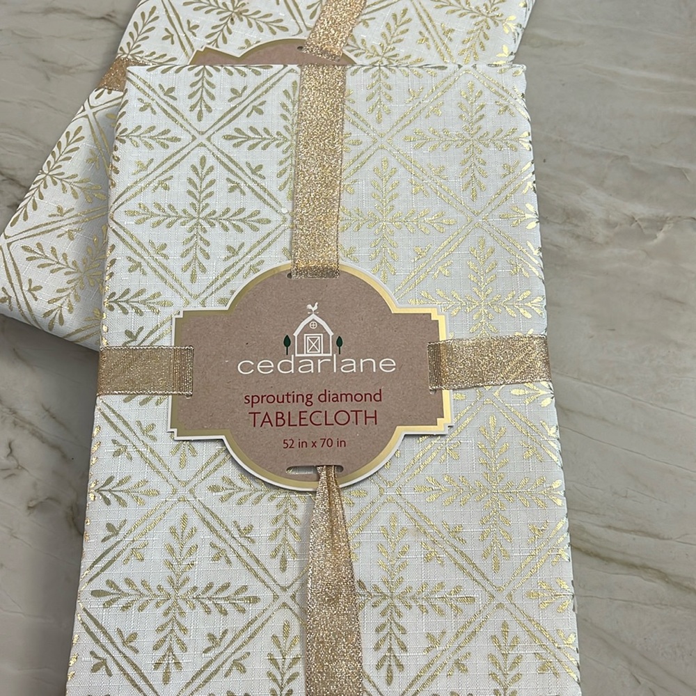 52” x 70” Metallic Tablecloth by Cedar Lane: Sprouting Diamond